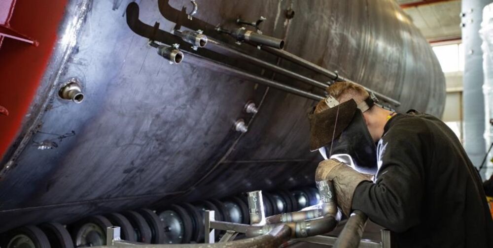 Speicher-Produktion, Schweiss-Arbeiten aussen am Speicher.